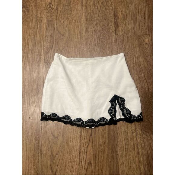 NIA Moon Skort White Linen featuring Black lace trim and a slit size S - Picture 3 of 6